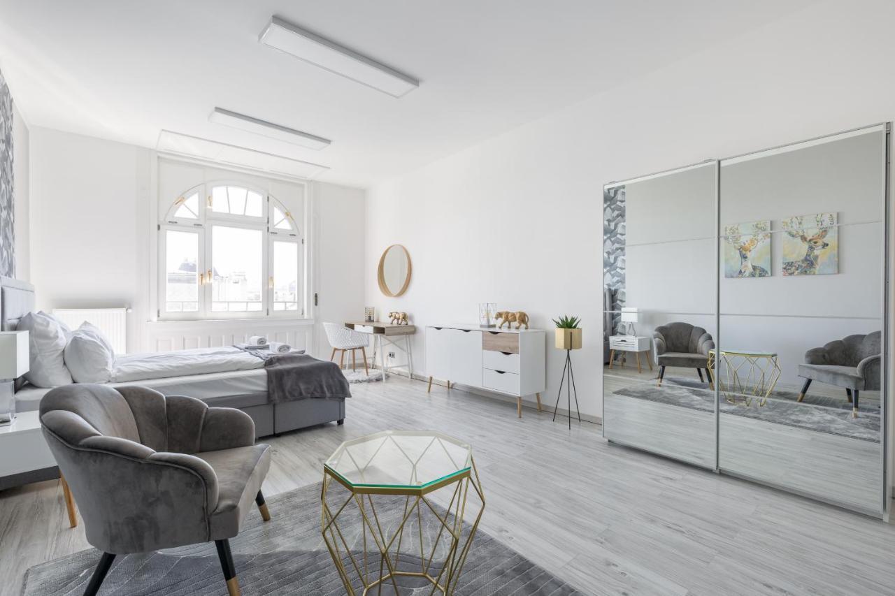 Designer On The Broadway With 2br And Ac Budapest