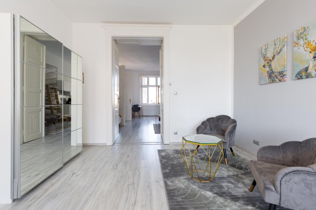 Designer On The Broadway With 2br And Ac Appartamento Budapest