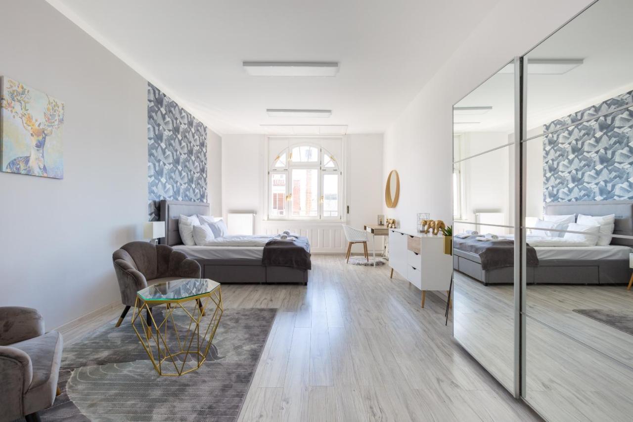 Designer On The Broadway With 2br And Ac Apartament *