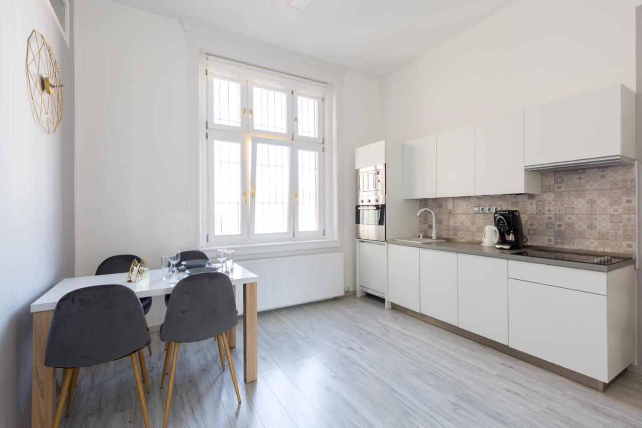 Designer On The Broadway With 2br And Ac Appartamento Budapest