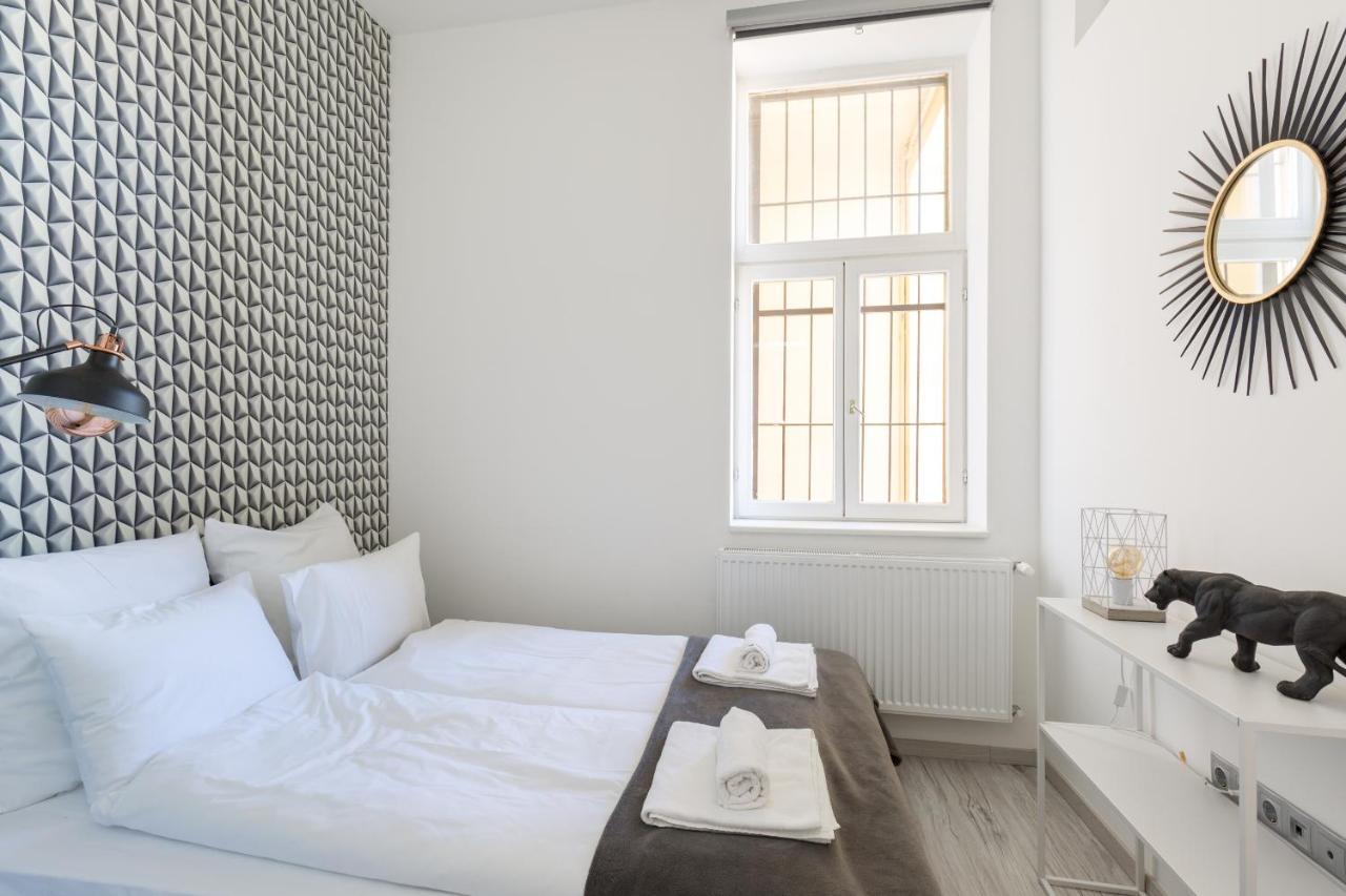 Designer On The Broadway With 2br And Ac Apartament *