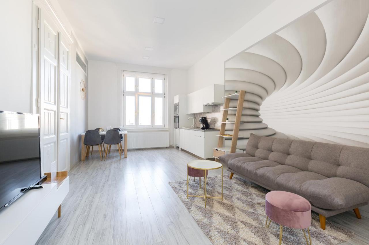 Designer On The Broadway With 2br And Ac Appartamento Budapest